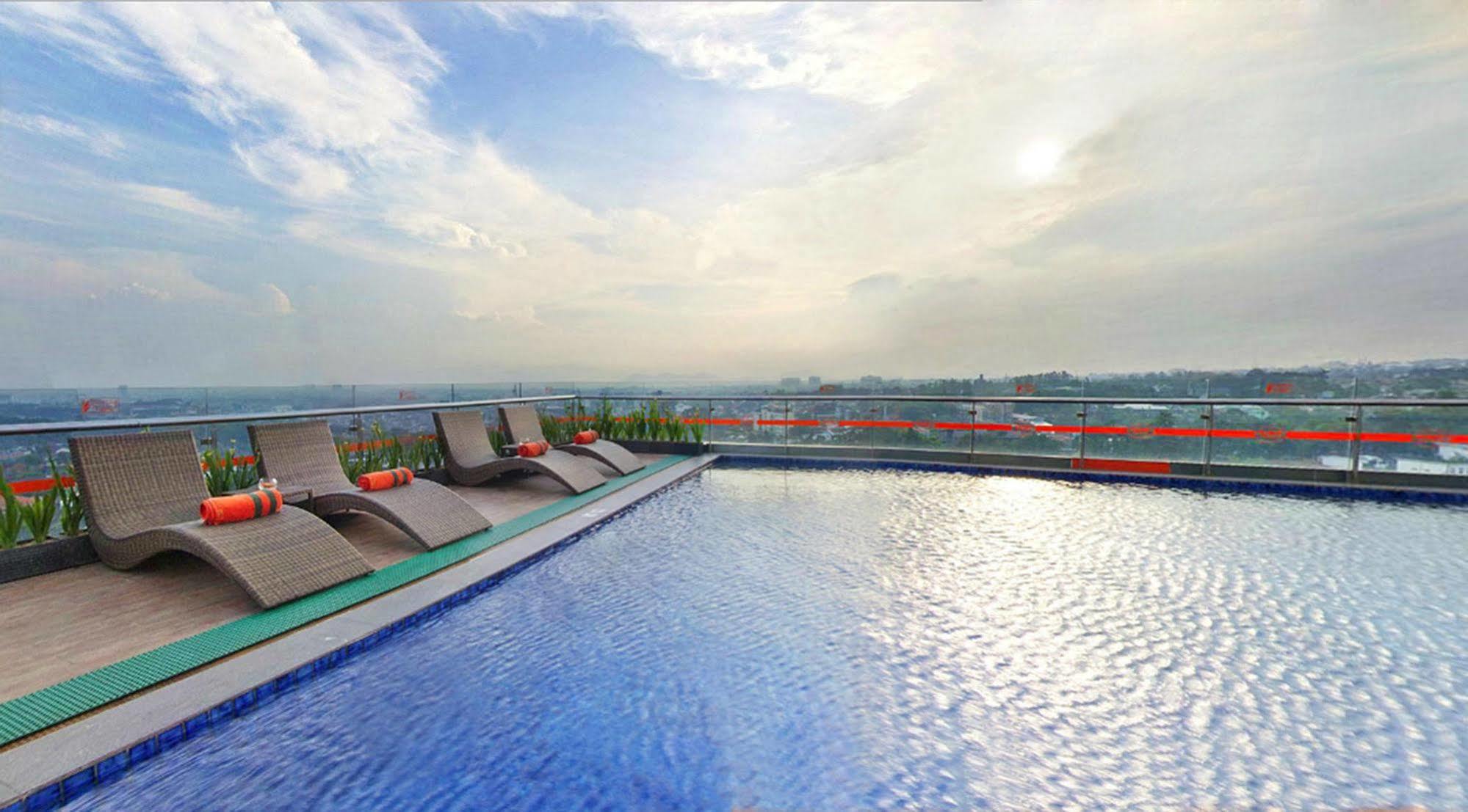 Harris Hotel & Conventions Ciumbuleuit Bandung Exteriör bild