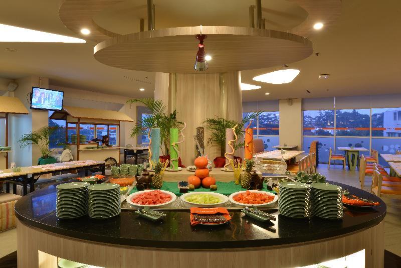 Harris Hotel & Conventions Ciumbuleuit Bandung Exteriör bild